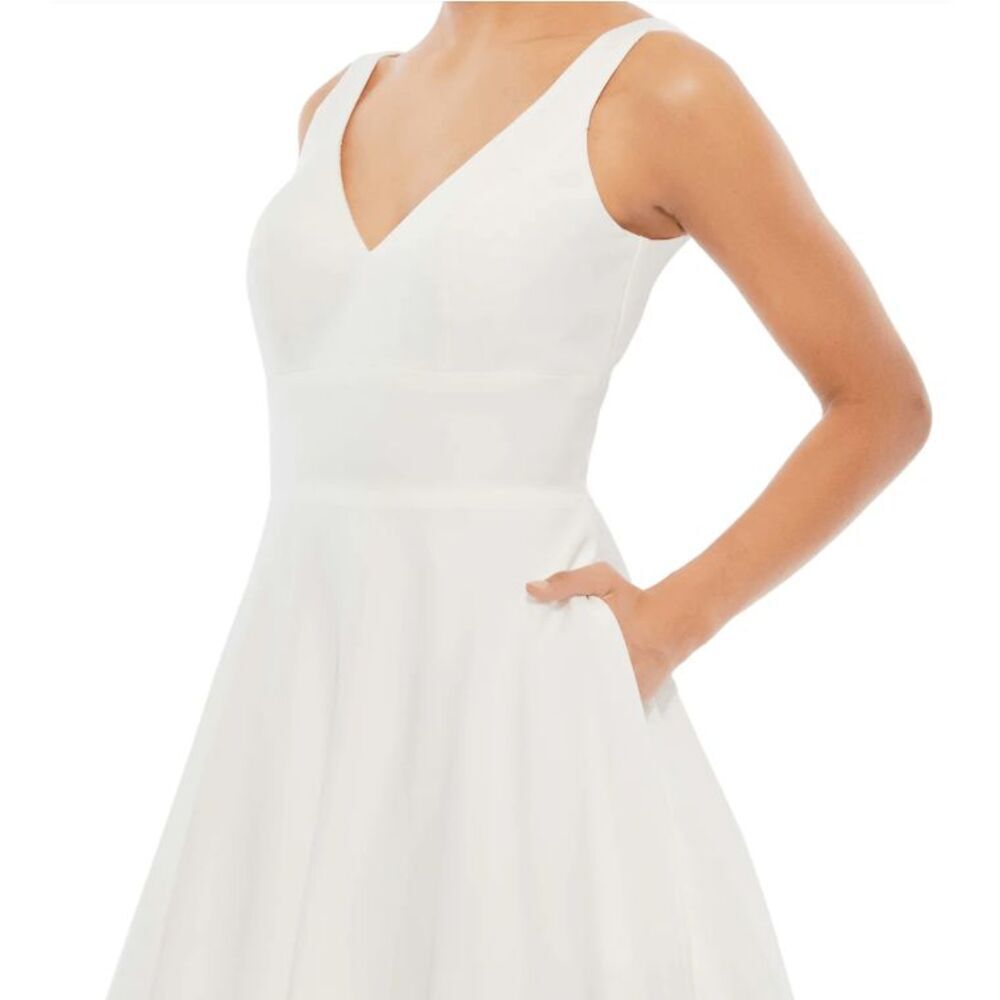 Mac Duggal NWT size 6 White CLASSIC SLEEVELESS A-LINE GOWN WITH POCKETS style 48